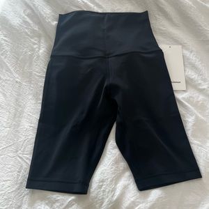 Lululemon SHR aligh 10 in seam